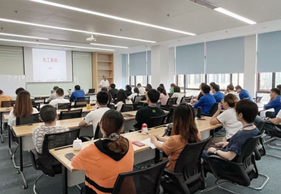 在工作中不斷學(xué)習(xí)，在學(xué)習(xí)中不斷進(jìn)步